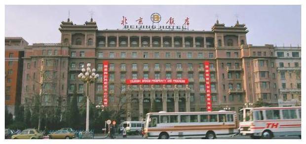 1949年，我军205师师长来北京饭店，往柜台一瞥：这家伙是个特务